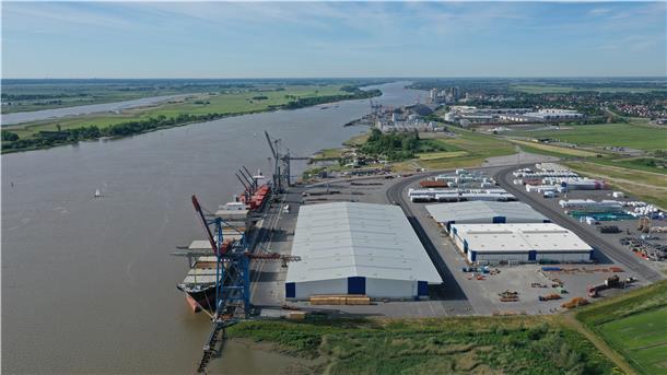 Hier wurde richtig investiert: Blick von Norden auf neue Halle NSK1 (am Wasser) und NSK 3 (hinten rechts).
