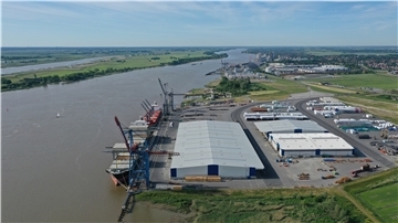 Hier wurde richtig investiert: Blick von Norden auf neue Halle NSK1 (am Wasser) und NSK 3 (hinten rechts).