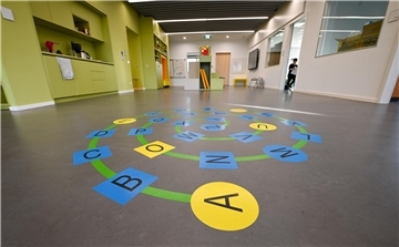 Hier zeigen sie uns das neue Schulzentrum Hamburger Straße: Bodenkunstwerk für d...