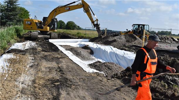 Bauarbeiten auf einem Wirtschaftsweg in Butjadingen. Sie finden im Zuge der Flurbereinigung statt.