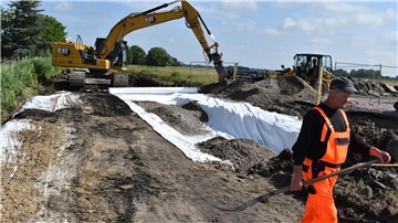 Bauarbeiten auf einem Wirtschaftsweg in Butjadingen. Sie finden im Zuge der Flurbereinigung statt.