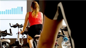 HIIT ist etwas für Menschen, die wenig Zeit haben. Ein Training dauert ungefähr 20 Minuten.