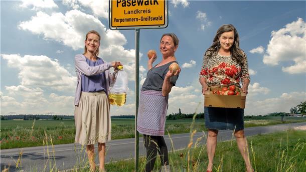 Hilde (Steffi Kühnert, m.) und ihre Freundinnen Angie (Judith Engel, l) und Lore (Anne-Kathrin Gummich).