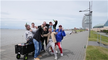 Hilfe! Die Bollerwagen sind los! An Himmelfahrt wird traditionell Vatertag gefeiert. In Bremerhaven zog es einige Vatertagsfeiernde ins Weser-Strandbad, die Sandbank hatte zum Grillen eingeladen.
