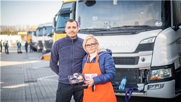 Gaby Treschok von der Bremerhavener Tafel versorgt den ukrainisch-stämmigen LKW-Fahrer Maxim 