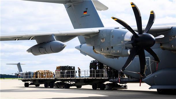 Überschwemmungen: „Katastrophale humanitäre Lage“ in Libyen Hilfsgüter des Technischen Hilfswerkes THW werden am Fliegerhorst Wunstorf in ein Transportflugzeug Airbus A400M der Luftwaffe verladen.