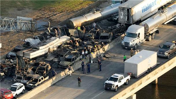 USA: Sieben Tote bei Unfall-Inferno mit 158 Fahrzeugen Hilfskräfte sind auf der Schnellstraße bei Manchac im US-Bundesstaat Louisiana im Einsatz - bei der Massenkarambolage kamen mindestens sieben Menschen ums Leben.
