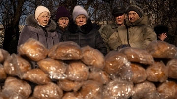 Hilfsorganisationen wie die Caritas verteilen Nahrungsmittel und warme Mahlzeiten an die Menschen in der Ukraine.