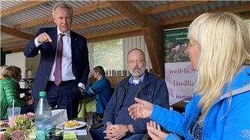 Hilke Schauland machte den Ex-Bundespräsidenten (links) während seines Besuchs auf die Notlage in der Hebammenarbeit aufmerksam.