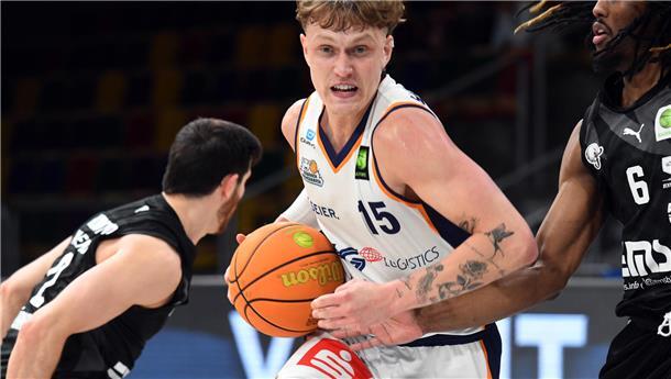 Hilmar Henningsson (Mitte) von den Eisbären Bremerhaven spielt mit Island in der EM-Qualifikation.