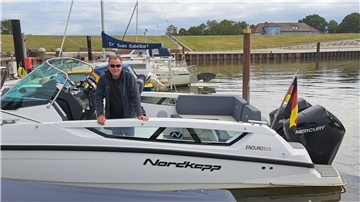 Hinrich Meisterknecht auf seinem Boot im Sandstedter Hafen. 