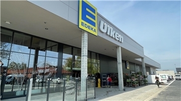 Hinter dem bestehenden Laden, der abgerissen wird, ist an der Butjadinger Straße 85 in Burhave ein neuer, moderner Lebensmittelmarkt entstanden.