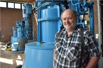 Hinter dem Sielwärter Hartmut Kahrs warten die tonnenschweren Pumpen des Siel- und Schöpfwerks Lune auf ihren Einsatz.