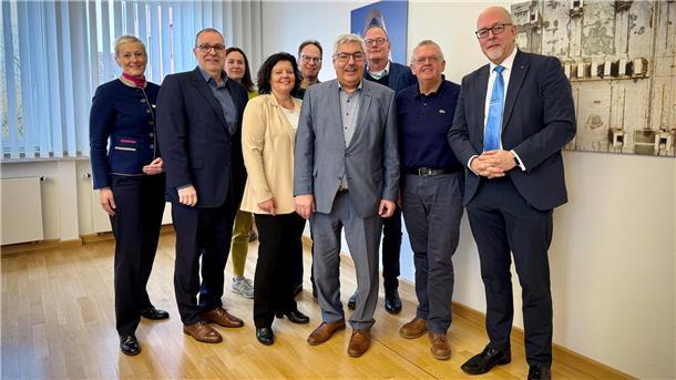 Gruppe von Männern und Frauen