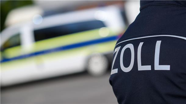 Mann mit 34 Kilogramm Kokain im Auto erwischt Hinter einer manipulierten Kofferraumwand fand der Zoll die großen Mengen an Drogen. (Archivbild)