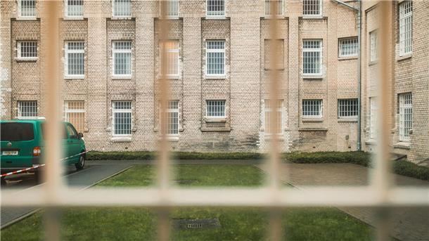 Hinter Gittern in der JVA: In Bremerhaven sind 66 Gefangene Väter von Kindern.