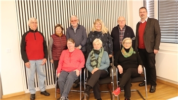 Der neue geschäftsführende Vorstand des Seniorenbeirats mit  Hintere Reihe von links: Lothar Hoppe, Berta Poppen, Hans-Jürgen Neumann, Marlies Blanken, Wilhelm Husmann, Bürgermeister Oliver Moje,vordere Reihe von link:s Christa Ruschmeyer, Karin Gieschen, Holde Hurrelmeyer.