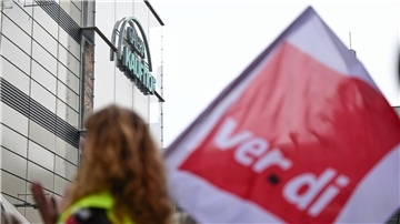 Hintergrund der Protestaktionen ist der von den Gläubigern gebilligte Sanierungsplan für das Unternehmen. Er sieht bundesweit die Schließung von 47 der 129 Filialen vor.