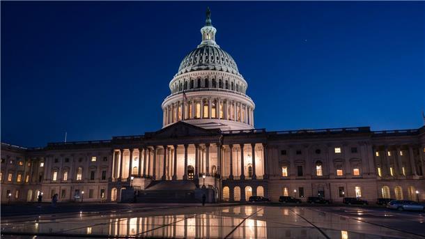 Hintern den Mauern des US-Kapitols hat der Senat einen Gesetzentwurf gebilligt, mit dem die staatliche Schuldenobergrenze vorerst ausgesetzt wird.