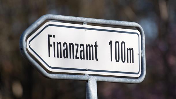 Hinweisschild des Potsdamer  Finanzamtes.
