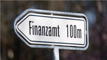 Hinweisschild des Potsdamer  Finanzamtes.