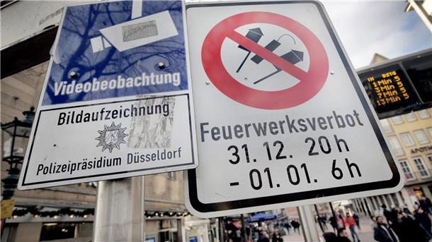 Städte- und Gemeindebund gegen ein generelles Böllerverbot Hinweisschilder auf Videoüberwachung und Böllerverbot in Düsseldorf.