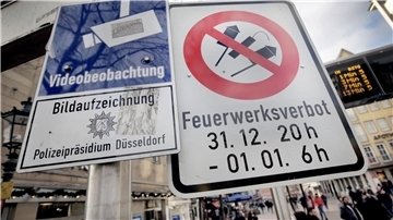 Hinweisschilder auf Videoüberwachung und Böllerverbot in Düsseldorf.