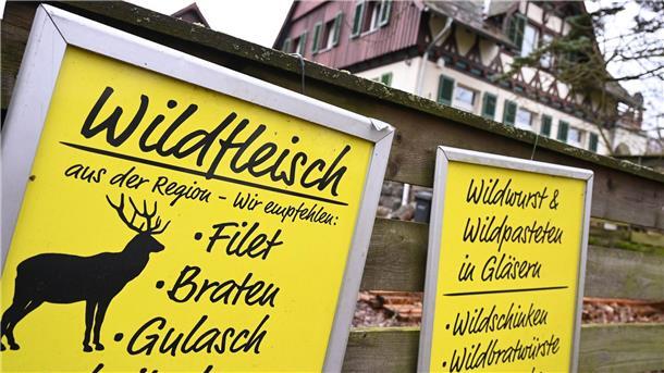 Hinweistafeln für den Verkauf von Wildfleisch.