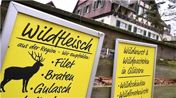Hinweistafeln für den Verkauf von Wildfleisch.