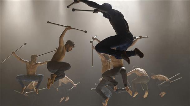 Hip-Hopper aus Algerien, Streetdancer aus Marokko, Artisten aus Burkina Faso und Modern-Dance-Künstler aus Frankreich und Israel hat der Franzose Hervé Koubi zu einer Tanzcompagnie zusammengeführt. Ihre atemberaubenden Sprünge zeigen sie im Stadttheater.