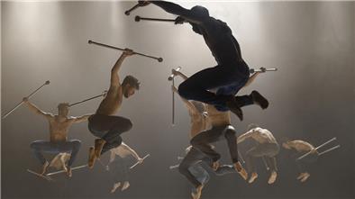 Hip-Hopper aus Algerien, Streetdancer aus Marokko, Artisten aus Burkina Faso und Modern-Dance-Künstler aus Frankreich und Israel hat der Franzose Hervé Koubi zu einer Tanzcompagnie zusammengeführt. Ihre atemberaubenden Sprünge zeigen sie im Stadttheater.