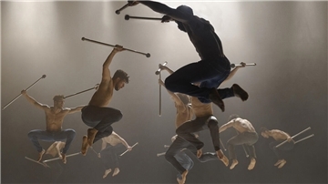 Hip-Hopper aus Algerien, Streetdancer aus Marokko, Artisten aus Burkina Faso und Modern-Dance-Künstler aus Frankreich und Israel hat der Franzose Hervé Koubi zu einer Tanzcompagnie zusammengeführt. Ihre atemberaubenden Sprünge zeigen sie im Stadttheater.