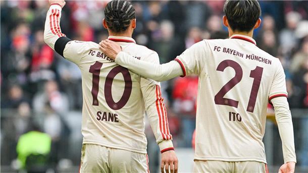 Hiroki Ito (r) musste verletzt vom Feld.