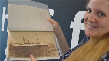 Historikerin Dr. Katrin Kleemann zeigt ein Foto des Dampfschiffes „Valdivia“, das bei der ersten deutschen Tiefseeexpedition von Juli 1898 bis Mai 1899 den Atlantik, das Südpolarmeer und den Indischen Ozean durchfuhr.