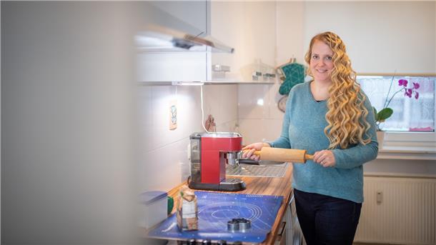 Historikerin Katrin Kleemann (33) verwendet in der Küche gerne das Nudelholz, ein Erbstück ihrer Familie, dass mehrere Jahrzehnte alt ist.