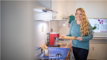 Historikerin Katrin Kleemann (33) verwendet in der Küche gerne das Nudelholz, ein Erbstück ihrer Familie, dass mehrere Jahrzehnte alt ist.