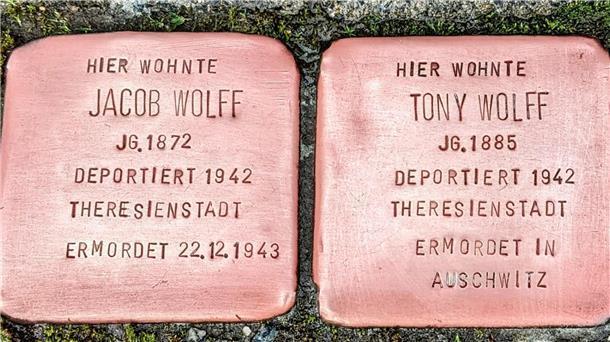 Das sind die Häuser verfolgter Juden: Die Osterstader Straße 21 Historische Premiere am 26. August 2004: Die beiden Stolpersteine an der Osterstader Straße 21 in Sandstedt waren die ersten, die der Künstler Gunter Demnig jemals in einem Dorf verlegt hat.