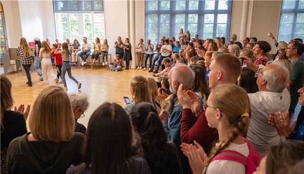 "History Of The Dance" in der alten Schulaula beim Schulfest zum 100jährigen Jub...