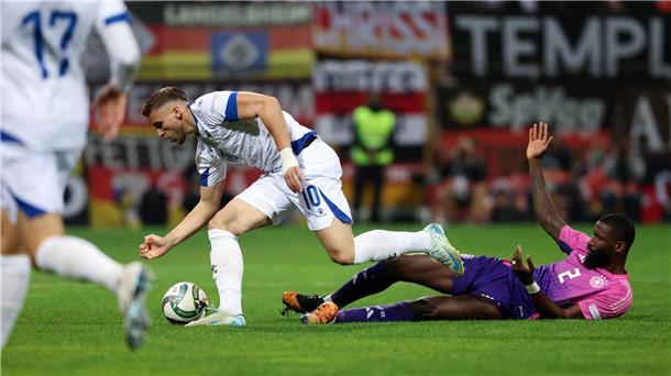 Rüdiger beschenkt Fan und schwärmt: „Danke Bosnien“ Hitzige Duelle: Antonio Rüdiger kämpft in Bodenlagen mit dem Stuttgarter Edin Demirovic um den Ball.