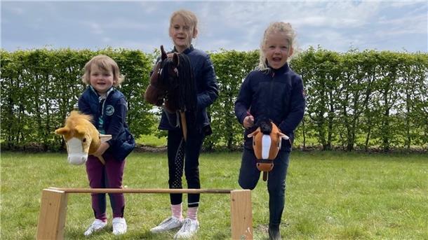 Hobby Horsing erfreut sich immer größerer Beliebtheit. Nicht nur Theresa Plöger, Greta Brüning und Lilith Plöger freuen sich auf die Wettbewerbe.