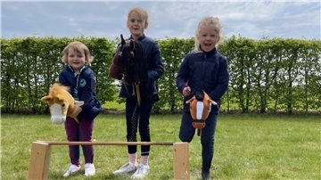 Hobby Horsing erfreut sich immer größerer Beliebtheit. Nicht nur Theresa Plöger, Greta Brüning und Lilith Plöger freuen sich auf die Wettbewerbe.