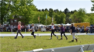 Hobby Horsing war der Renner beim Reitturnier in Geestenseth. Die Steckenpferd-Reiter lockten viele Besucher auf den Turnierplatz.