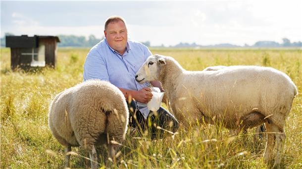 Hobby-Landwirt Leif (32) hatte Ende Juli ein RTL-Filmteam bei sich in Morgenland zu Gast. "Es war eine tolle Erfahrung", sagt der 1,95-Meter-Mann.