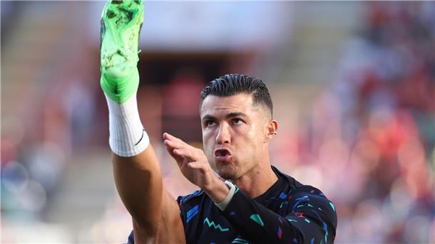 Hoch das Bein! Cristiano Ronaldo wärmt sich vor dem Spiel Portugal gegen Irland in Aveiro auf.