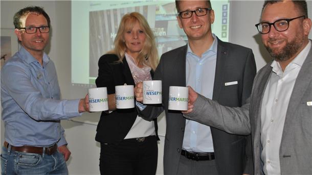 Hoch die Tassen: Auf denen präsentieren Martin Bolte, Kerstin Kleemann, Stephan Siefken und Gunnar Meister das neue Logo des Landkreises.