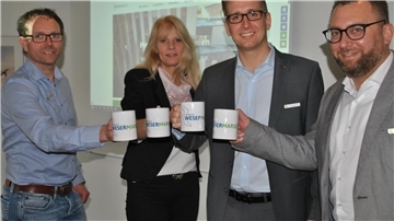 Hoch die Tassen: Auf denen präsentieren Martin Bolte, Kerstin Kleemann, Stephan Siefken und Gunnar Meister das neue Logo des Landkreises.