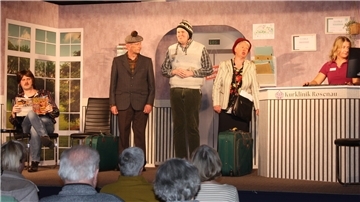 Szene aus dem plattdeutschen Theaterstück "Kurklinik Rosenau" der Frelsdorper Theaterlüüd