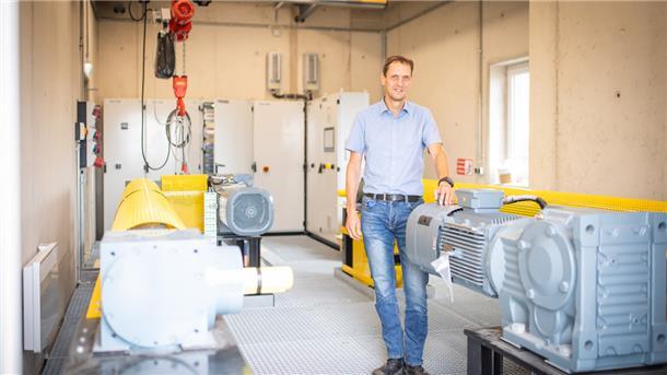 Hoch und trocken stehen die Elektromotoren im neuen Antriebsgebäude für das Außenhaupt der kleinen Schleusenkammer. Im Bild: Lutz Jankowsky, Leiter Technische Anlagen bei Bremenports.