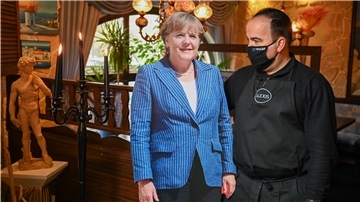 Hochachtungsvoller Blick: Der Leher Gastronom und Angela Merkel Fan Alexis Vaiou hat sich eine Wachsfigur von der Bundeskanzlerin bei Madame Tussauds bestellt. Eine erste Kostprobe gibt es schon – ein Papp-Aufsteller von „Angie“ sorgt für den ersten Eindruck im Restaurant.