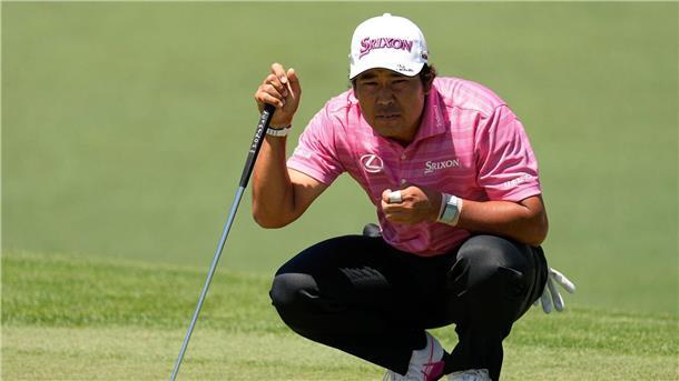 Hochkonzentriert geht Hideki Matsuyama aus Japan das Spiel in den US Masters beim Golf an: Er setzt zum Putt an.